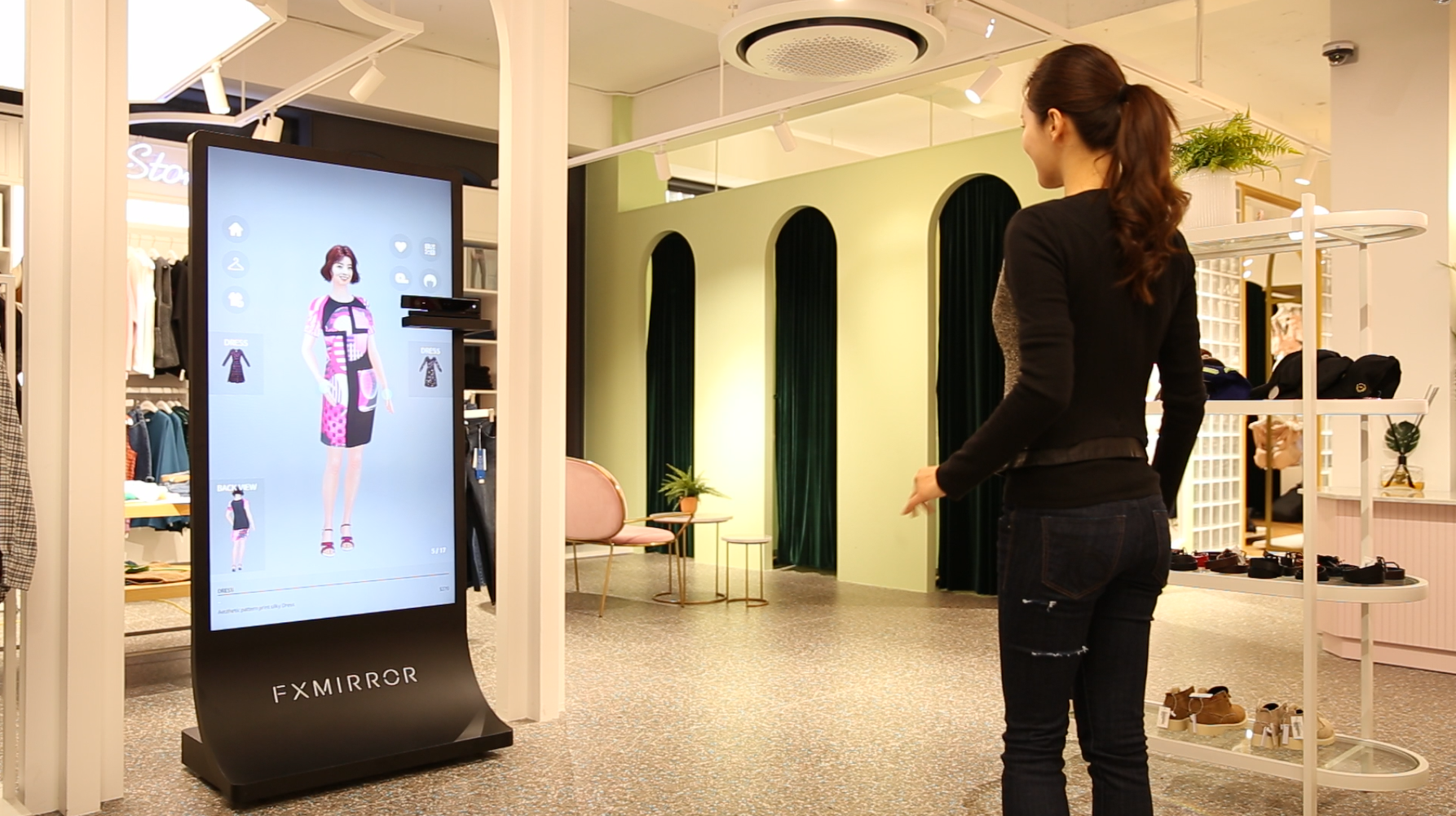 FXMirror 产品资料实景:顾客站在门店试衣屏前体验数字服装 / FXMirror in-store fitting demonstration